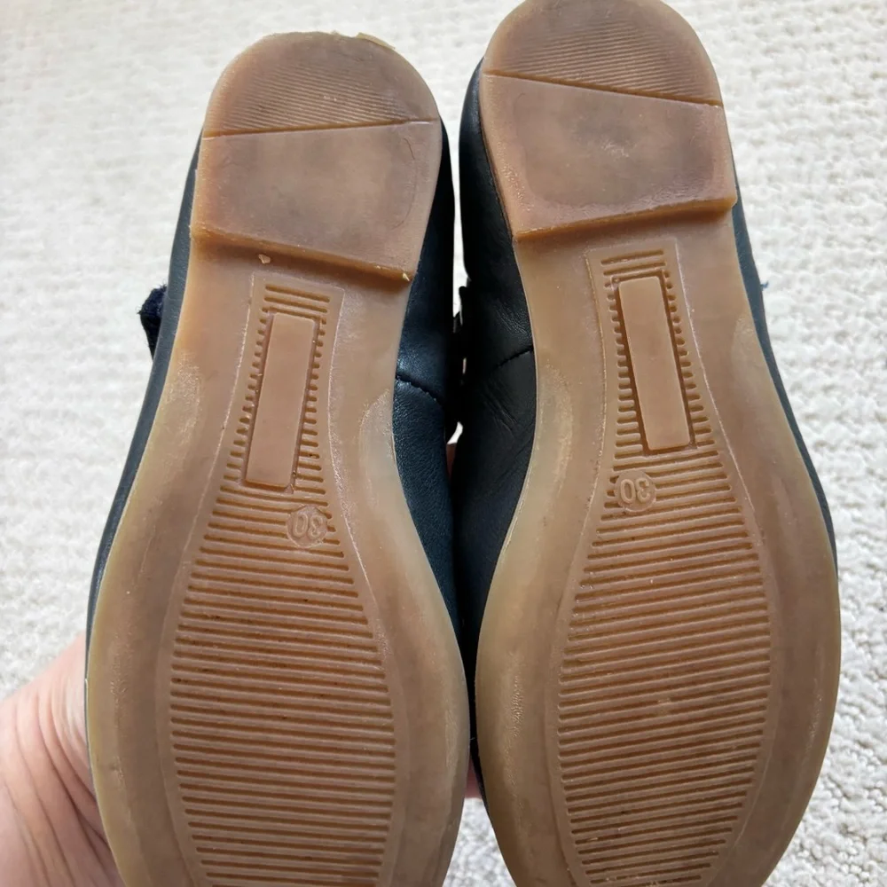 Belly button navy blue leather Mary Jane shoes. Velcro buckle. Size euro 30